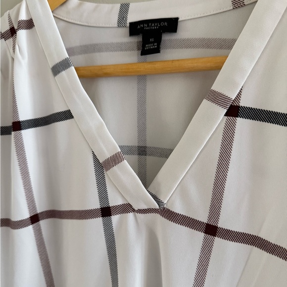 Ann Taylor White Windowpane V-Neck Blouse - Picture 2 of 2
